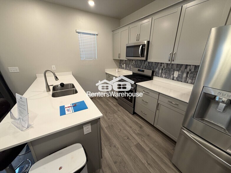 Building Photo - 7851 W Walk About Way