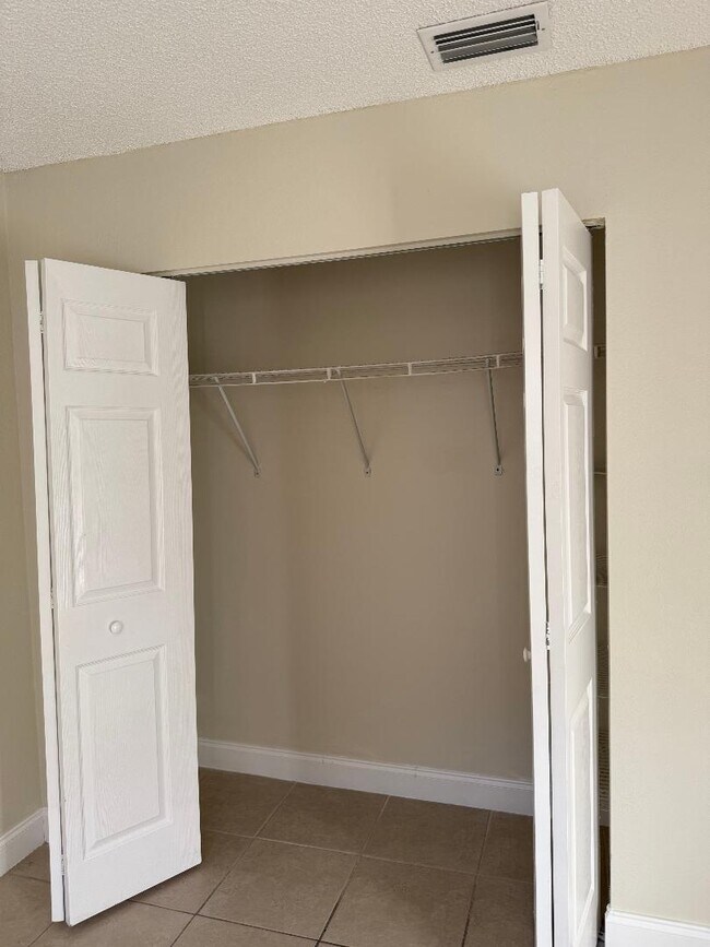 Building Photo - 6043 10th Ave N