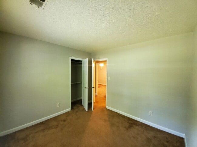 Building Photo - 3 Bedroom Home off WT Harris - in convenie...
