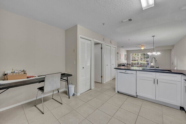Building Photo - UCF Condo Utilities included
