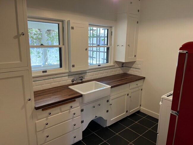 Building Photo - 135 E Ave 42