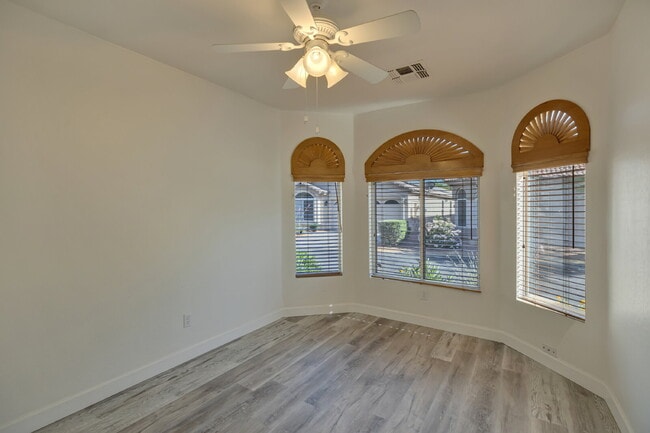 Building Photo - Very  nice quiet location near the 51 and ...