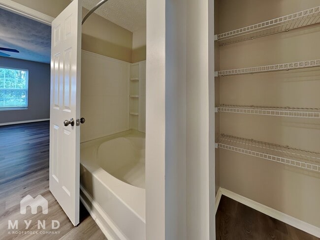 Building Photo - 2838 Creekbend Dr