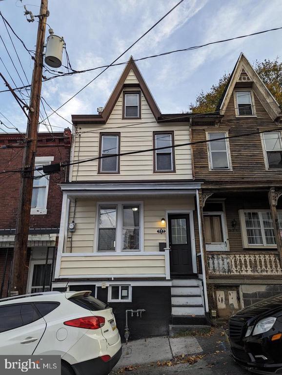 Building Photo - 327 W Race St