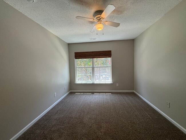 Building Photo - 3 Bedroom Townhome