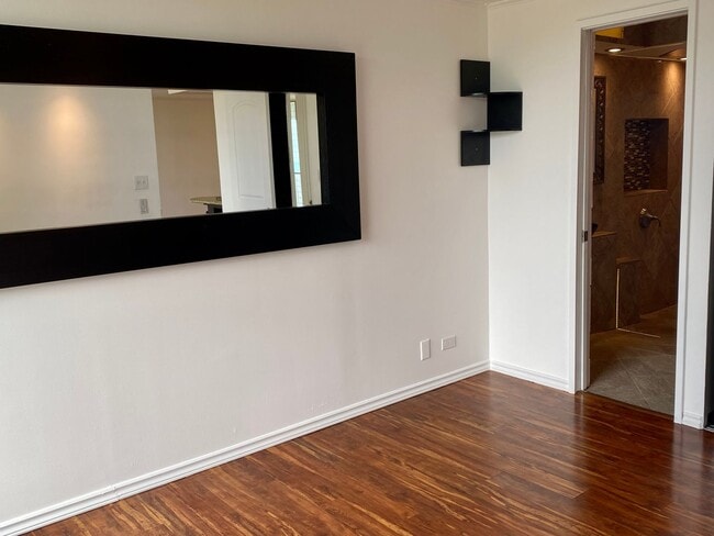 Building Photo - AVAILABLE for Rent : 3 Bedroom, 2 Bathroom...