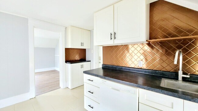 Building Photo - 1210 W 6th st