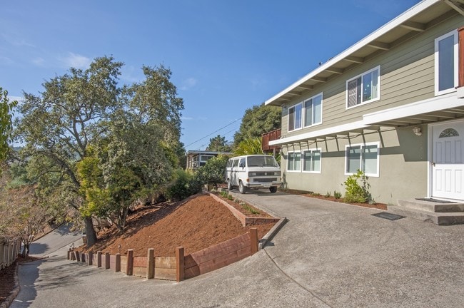 Building Photo - 24-28 La Vista Way