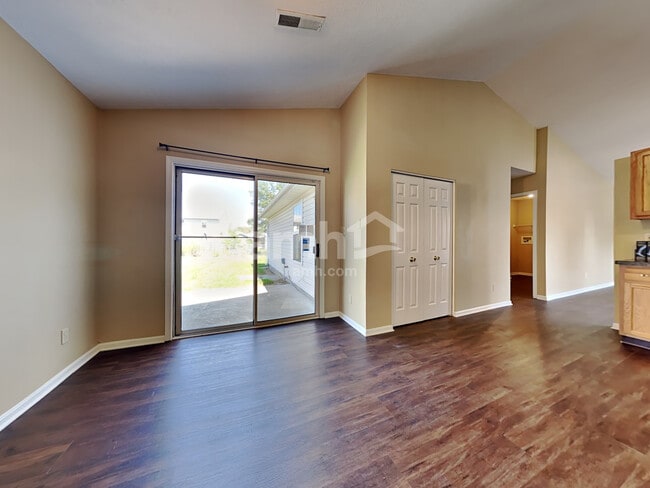 Building Photo - 818 Somerset Ct