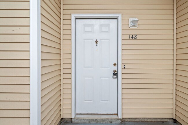 Building Photo - Spacious 2-Bedroom Condo at The Oaks – Prime Location with Community Pool