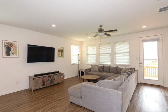 Building Photo - 501 Sixpence Ln