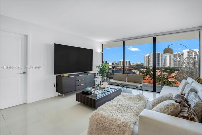 Building Photo - 3701 N Country Club Dr