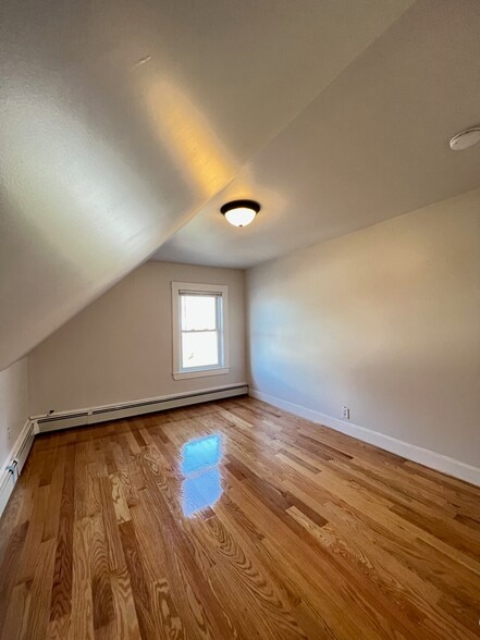 Bedroom - 27 Barry St