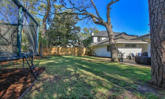 Building Photo - 827 St George Ln