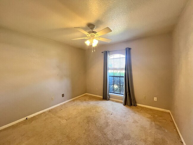 Building Photo - Gorgeous Craftsman home in well establishe...