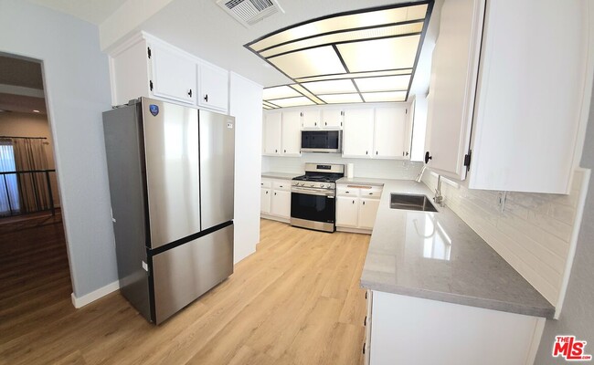 Building Photo - 10201 Mason Ave