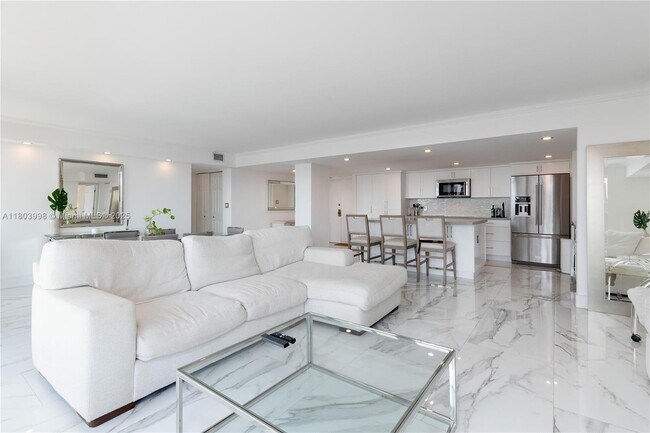 Building Photo - 1450 Brickell Bay Dr