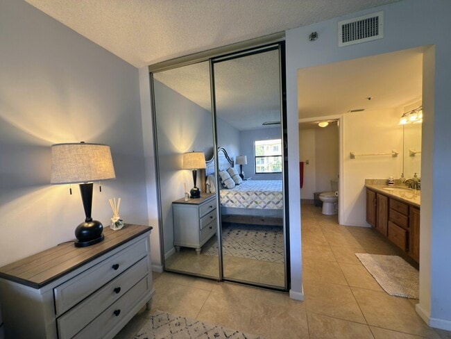 Building Photo - 700 Uno Lago Dr