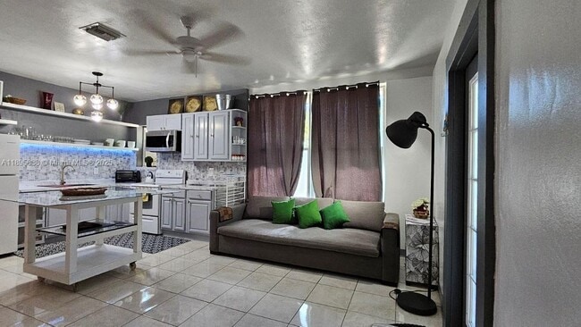 Building Photo - 4201 SW 60th Pl