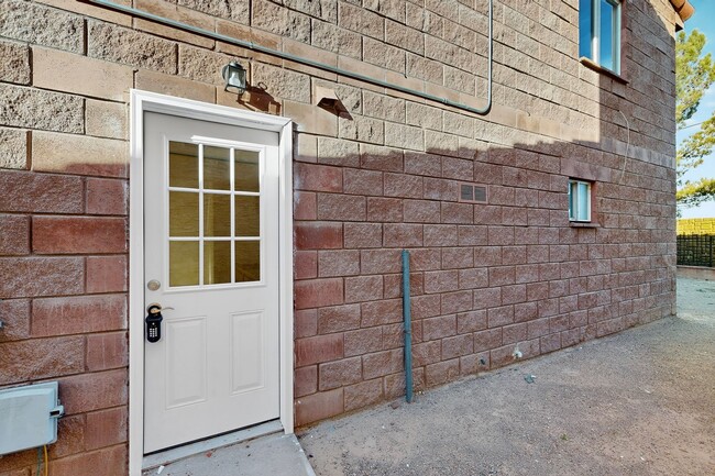 Building Photo - 4 bedroom 2.5 bath home in East El Paso!