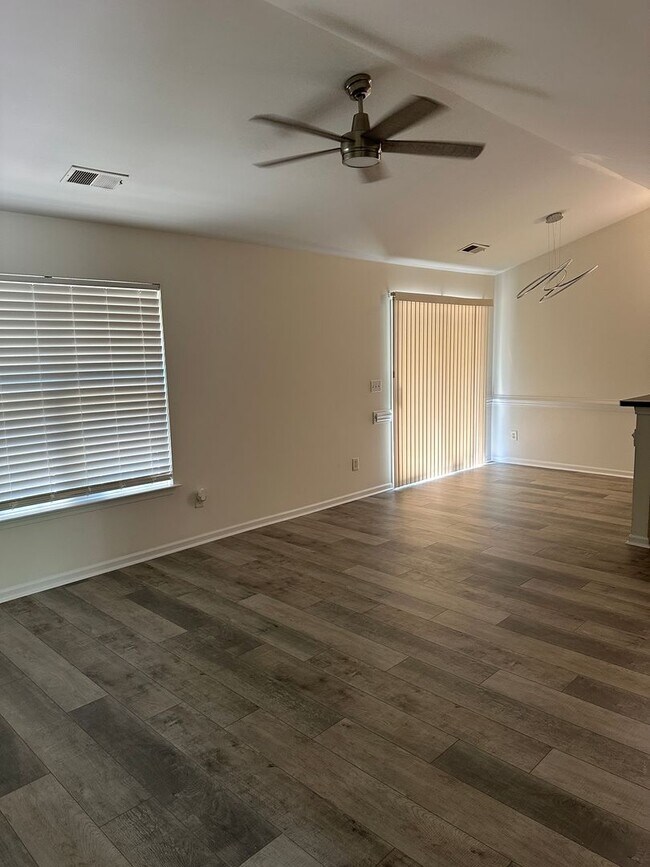 Building Photo - All NEW Interior and CLOSE TO EVERYTHING!