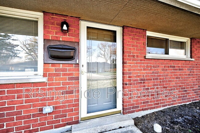 Building Photo - 2176 Los Arrow Dr