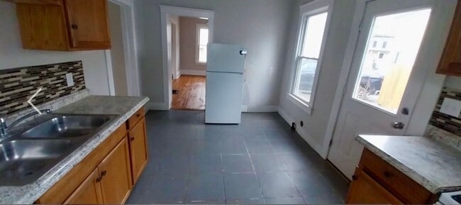 Building Photo - Newly Remodeled City 3-Bedroom Single Family Home