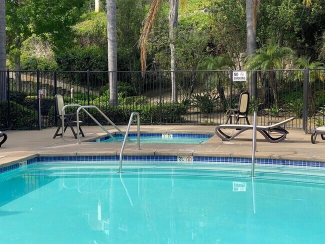 Building Photo - Bright 2 Bedroom Condo in Oceanside!