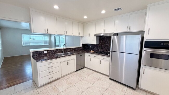 Building Photo - Spacious 3 Bed 2 Bath Home in Sunset Cliffs with Detached Garage & Private Backyard