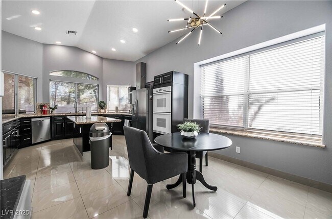 Building Photo - 1400 Castle Crest Dr