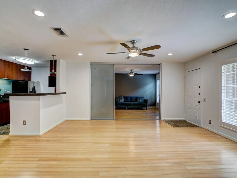 Building Photo - 1860 White Oak Dr