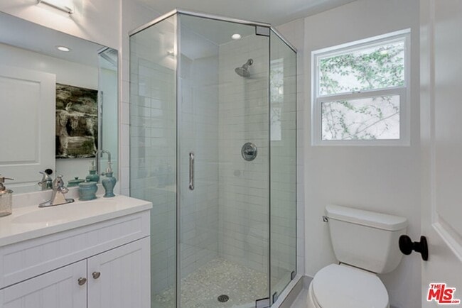 Building Photo - 831 S Curson Ave