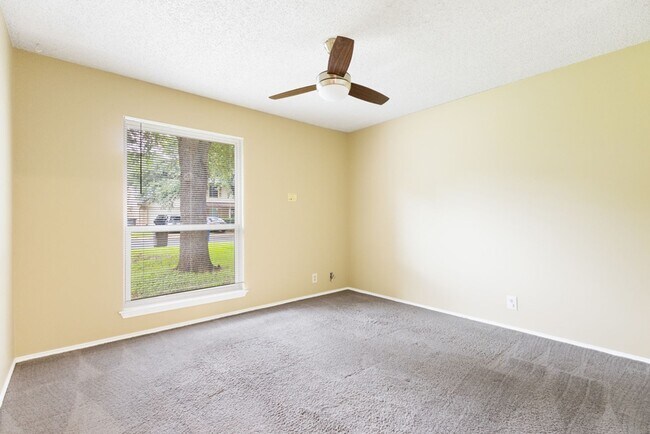 Building Photo - Charming Home Awaits: Spacious & Modern Living in a Prime Location