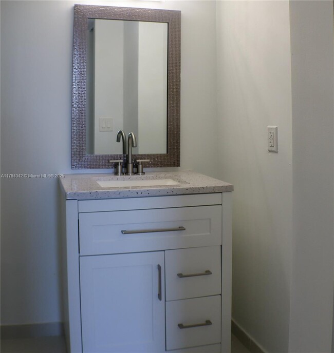 Building Photo - 3301 N Country Club Dr