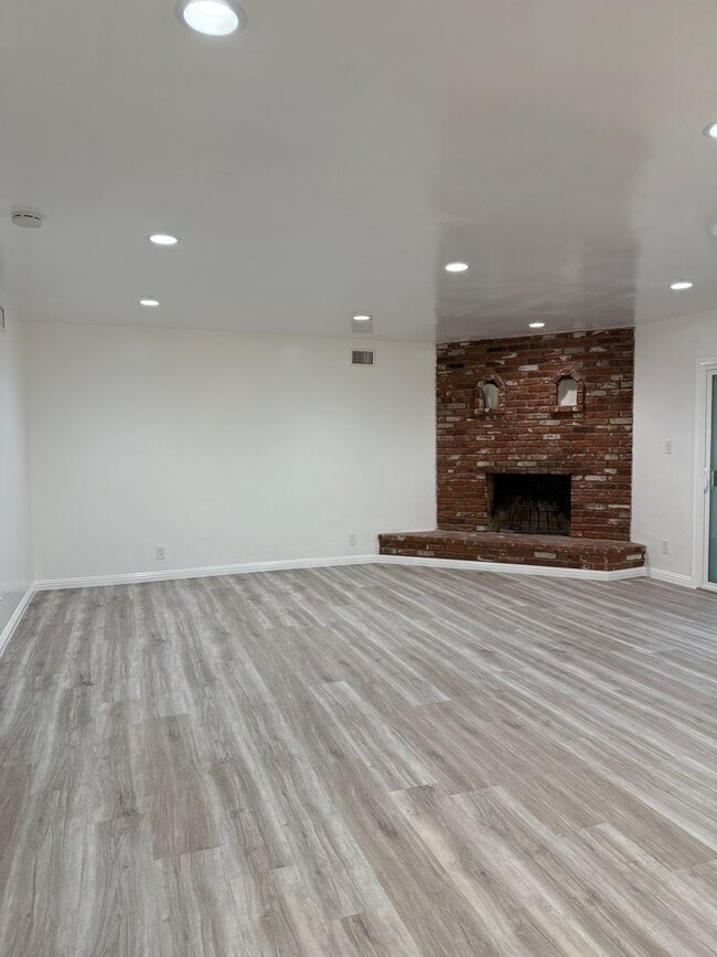 Building Photo - This Beautiful Home is Available NOW for Lease! 3BR/2BA Located in North Hollywood