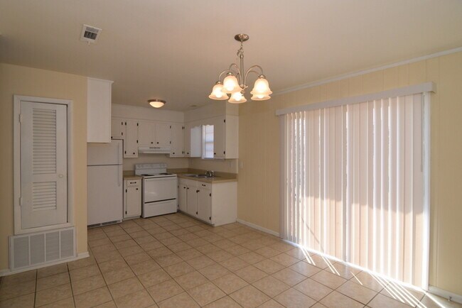 Building Photo - 3 Bed/1.5 Bath home off Meadowbrook Drive ...