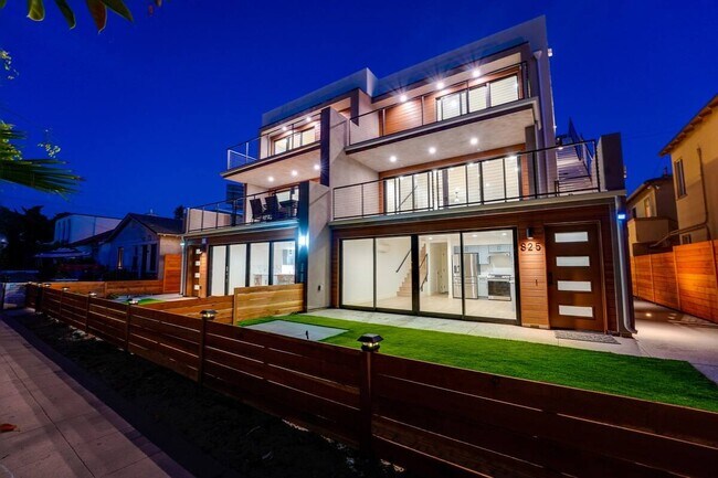 Building Photo - 827 Island Ct