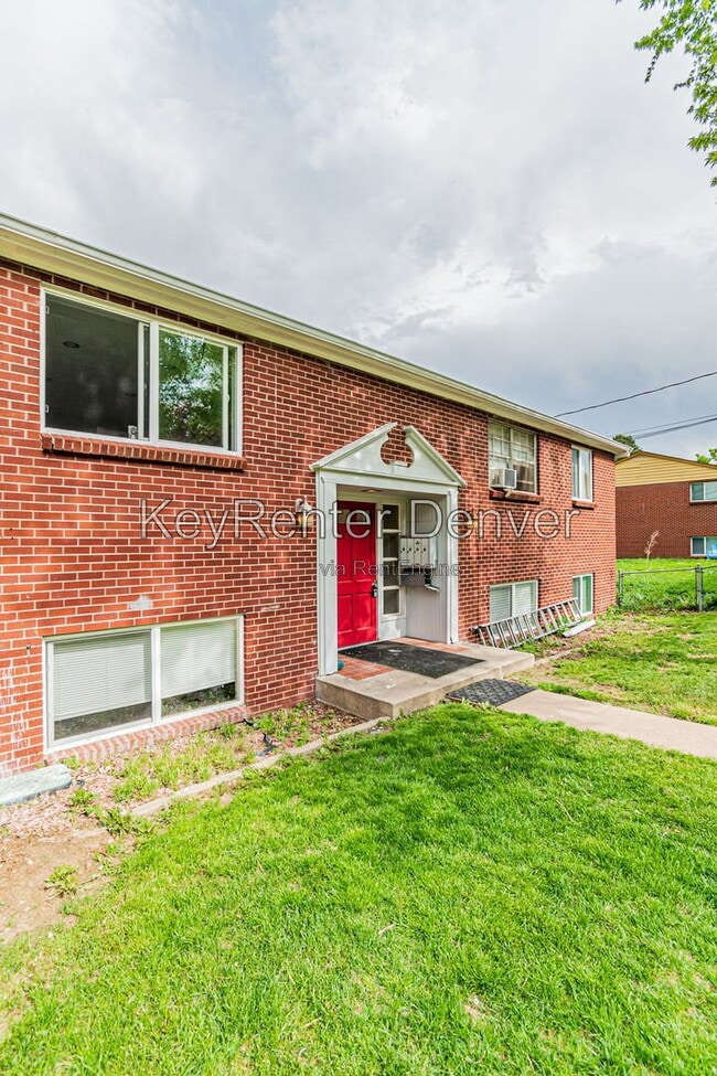 Building Photo - 2356 S Linden Ct