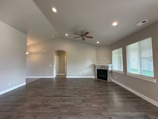 Building Photo - Centrally Located in Kennewick!