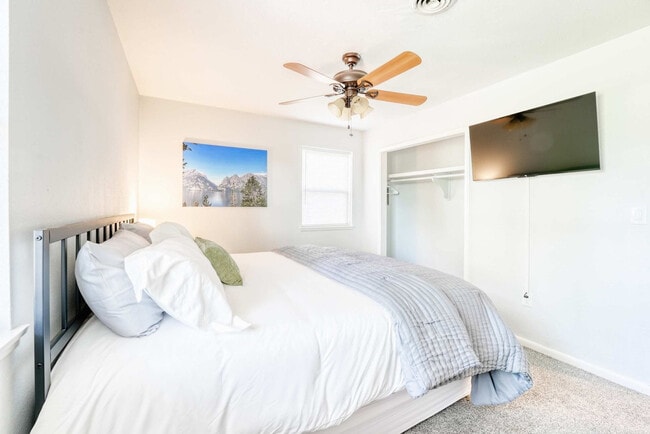 Building Photo - 1308 SE E St