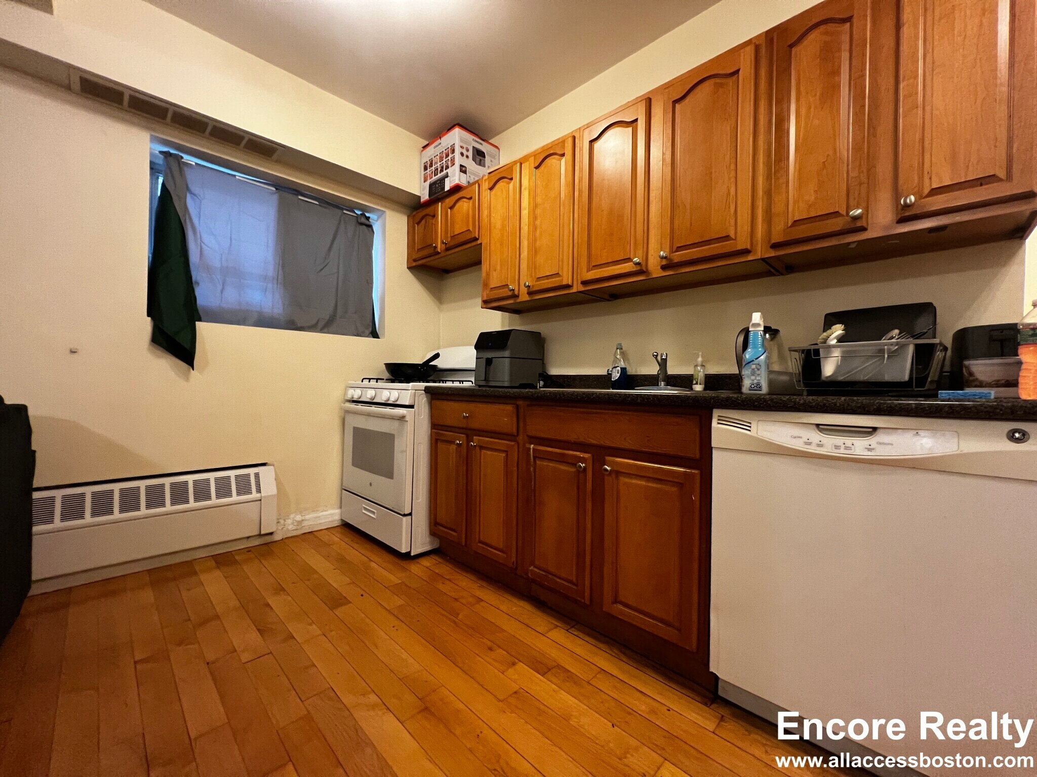 Building Photo - 1559 Beacon St