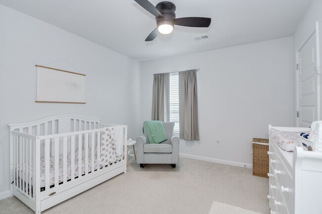 Building Photo - Beautiful 5 Bedroom 3 Bath