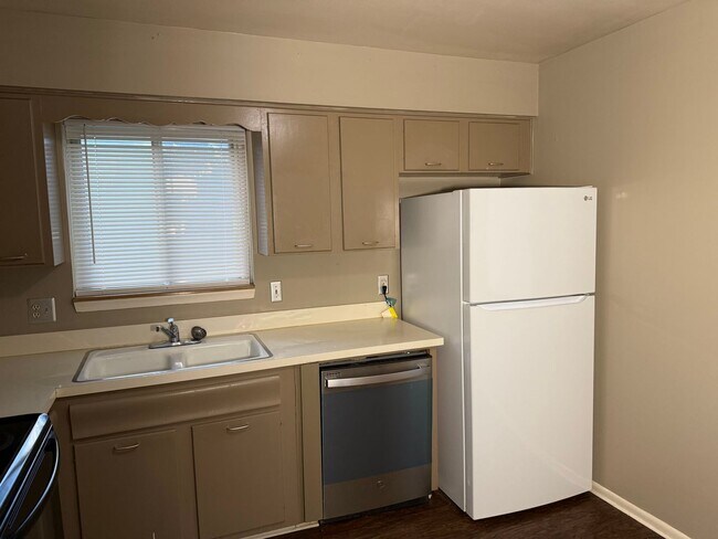 Building Photo - COMING SOON: Stunning 2-Bed/1 Bath Duplex ...