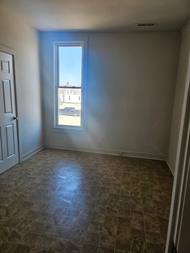 Building Photo - 2 bed apartment with a private back porch