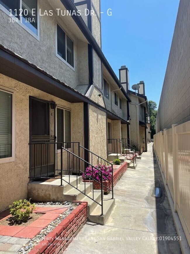 Building Photo - 1120 E Las Tunas Dr
