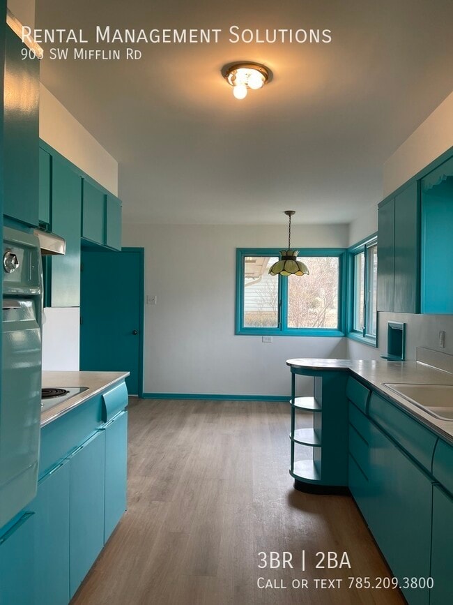 Building Photo - *RETRO KITCHEN & HUGE BASEMENT* 903 SW Mif...