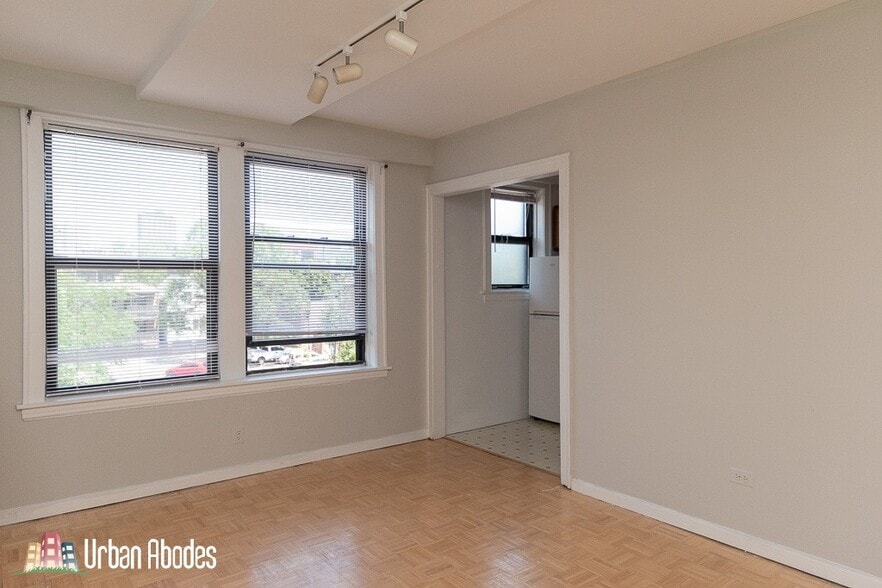 Building Photo - 727 W Belmont Ave