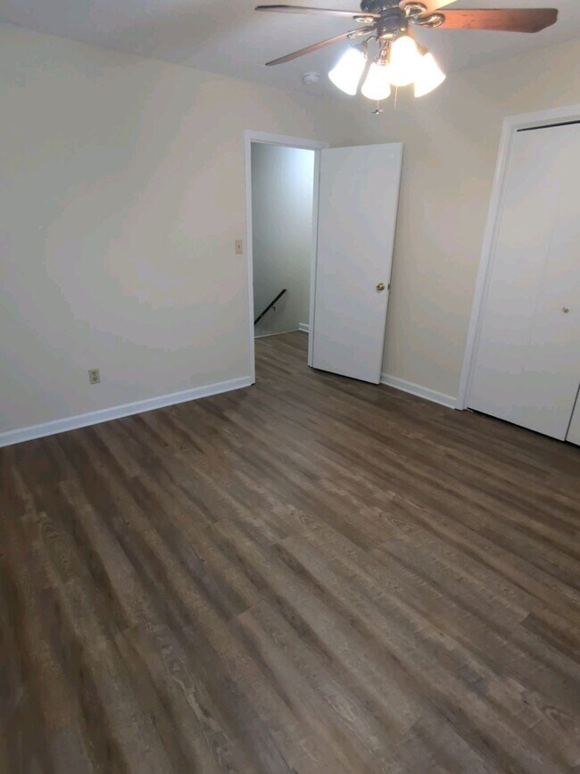 Building Photo - 1032 Brookview Dr