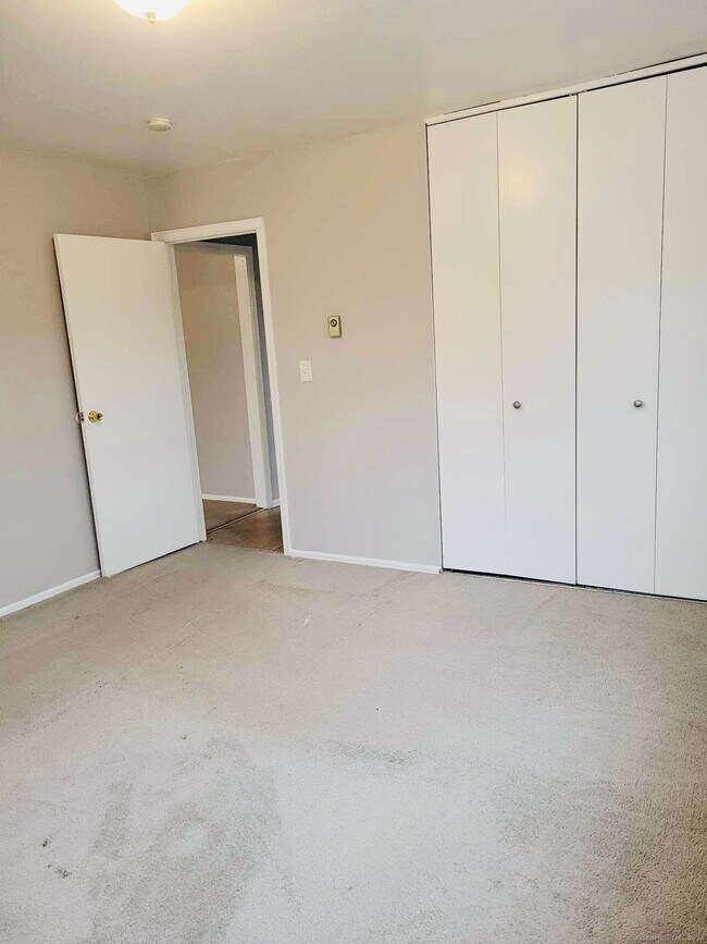 Building Photo - 58 Royal Oak Dr