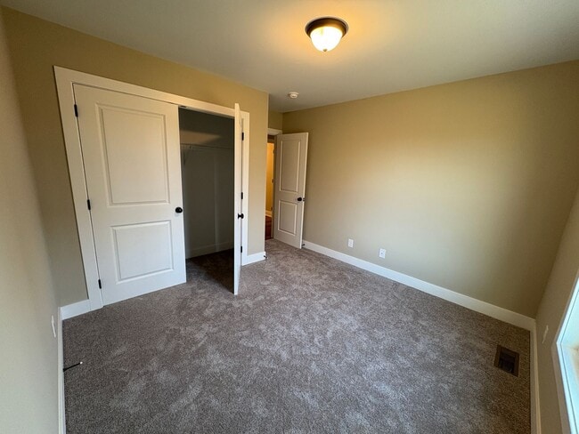 Building Photo - Beautiful new townhouse with a move in special of first month free!
